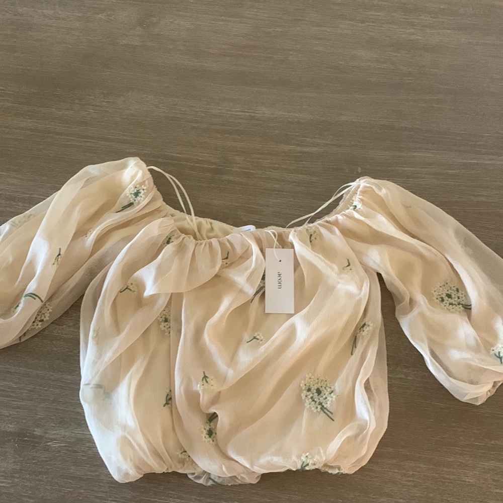 Super cute top perfect for summer nights 🌿🌾🌼